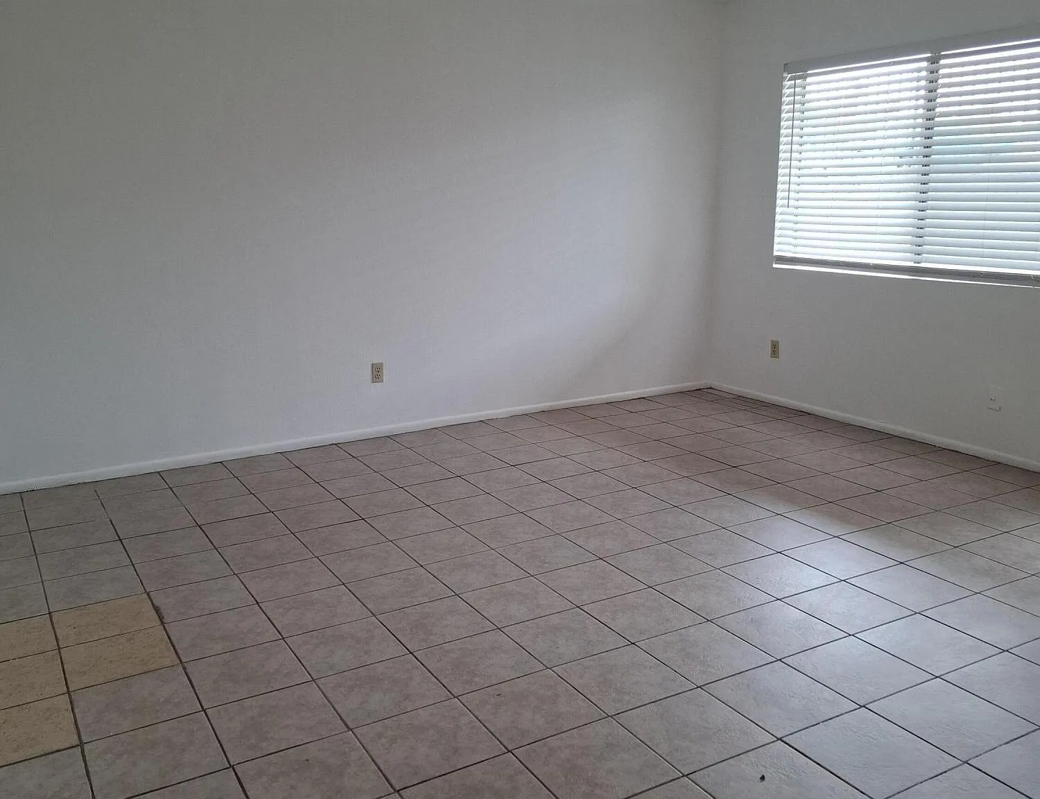 1 bed, 1.0 bath, 5674 sqft, $700 — Photo 1