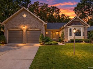 1676 Treeside Dr, Rochester Hills, MI 48307