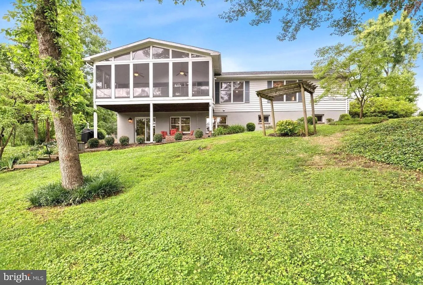 3 bed, 2.5 bath, 1796 sqft, $4,000 — Photo 2