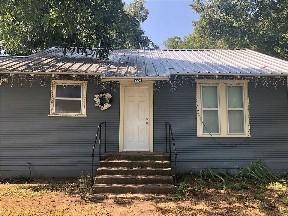 1st image of 224 E Oak Ave