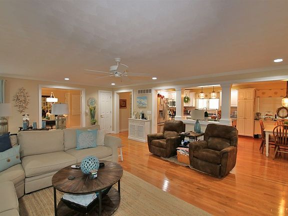 5th image of 123 W Whitehall Ct