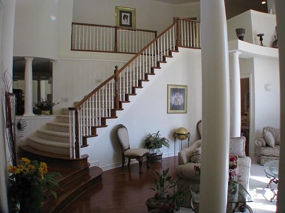 2nd image of 8 Wellington Oaks Cir