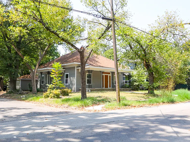 2303 Walworth St — Photo 29