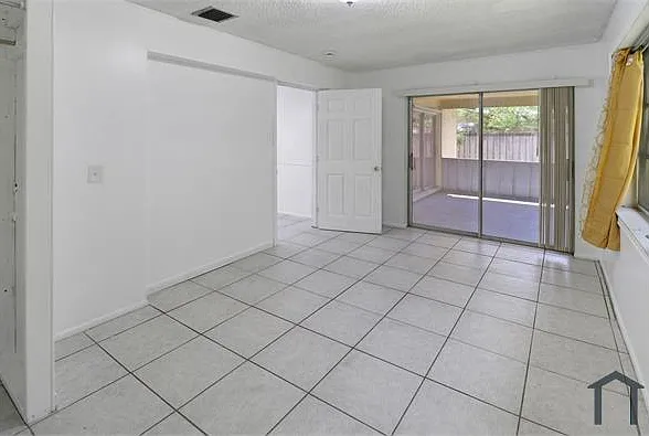 12020 NW 34th Pl — Photo 7
