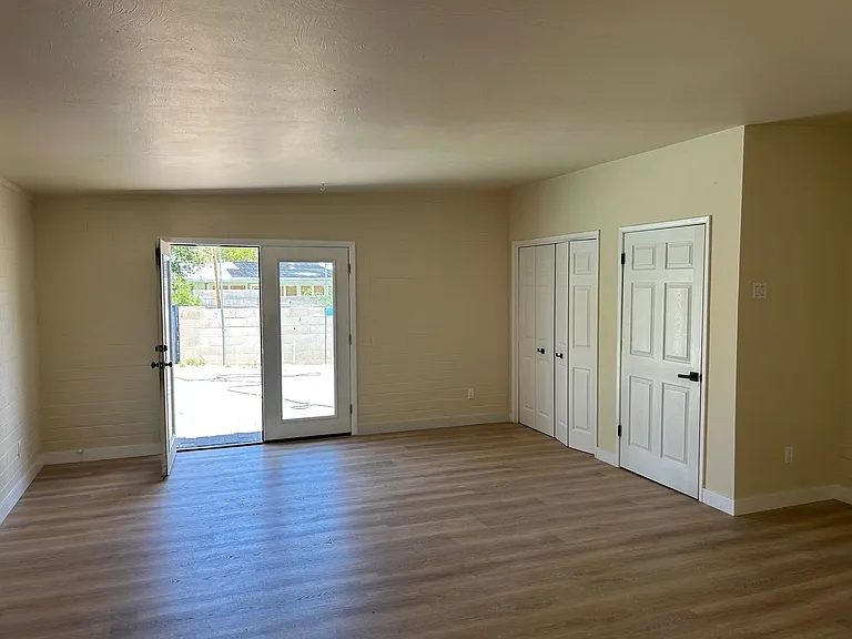 5933 E 34th St — Photo 5
