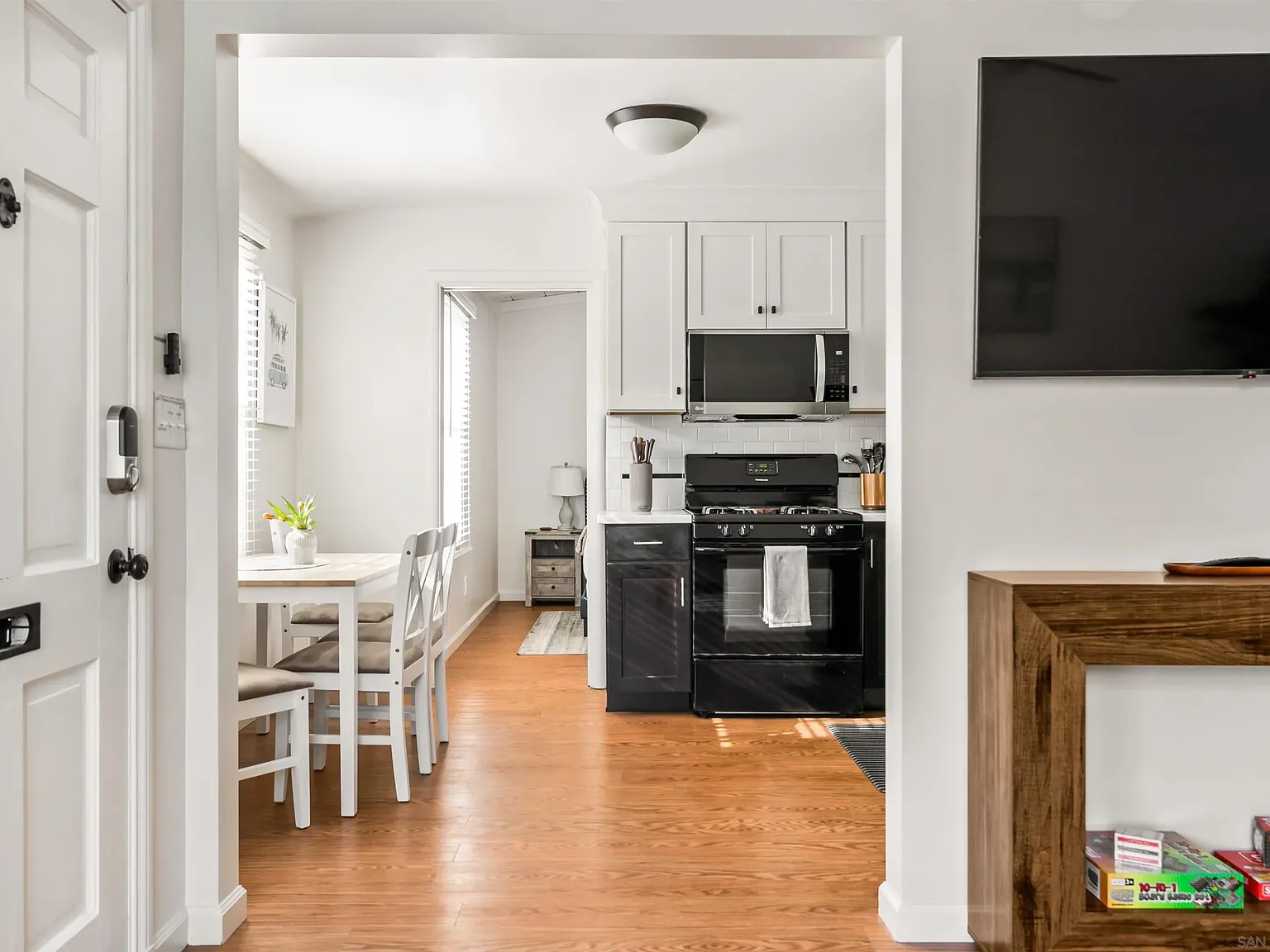 1 bed, 1.0 bath, 584 sqft, $5,900 — Photo 2