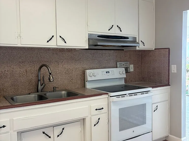 210 Murlagan Ave — Photo 1