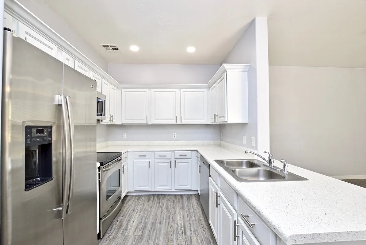 3 bed, 3.0 bath, 1375 sqft, $2,100 — Photo 3