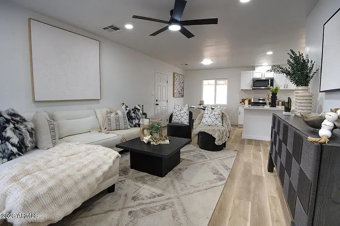 3 bed, 1467 sqft, $2,400 — Photo 2