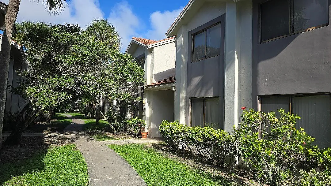 2 bed, 2.0 bath, 910 sqft, $1,850 — Photo 2