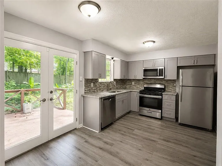 135 Barrington Dr E — Photo 2