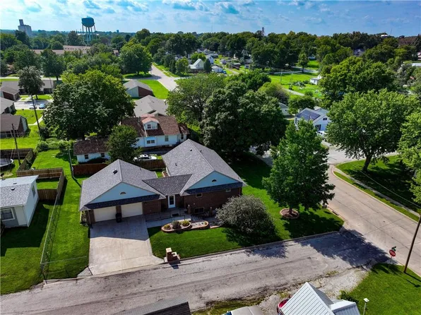 500 S 4th St, Hiawatha, KS 66434