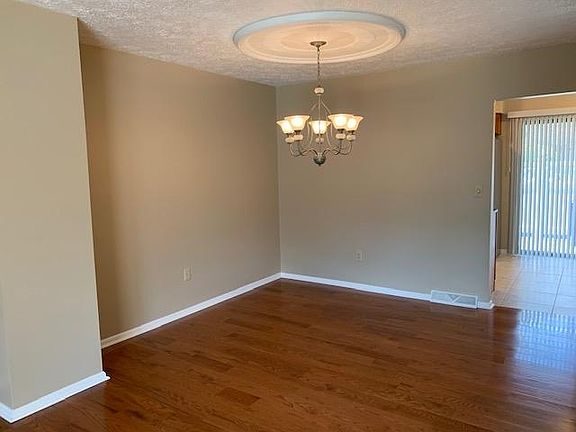 3rd image of 104 Williamsburg Ln