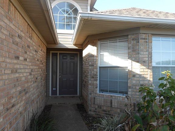 2nd image of 4016 Longwood Cir