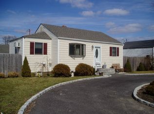 88 Shore Rd, Lindenhurst, NY 11757