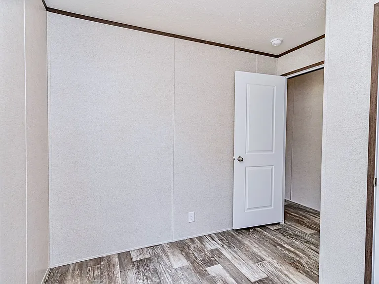 923 W Lee Rd — Photo 12