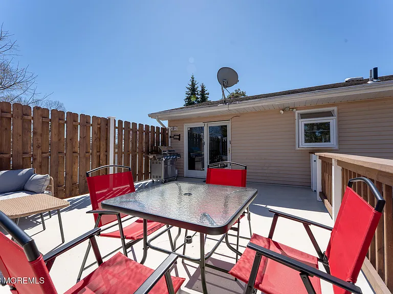 406 Lawrence Dr — Photo 18