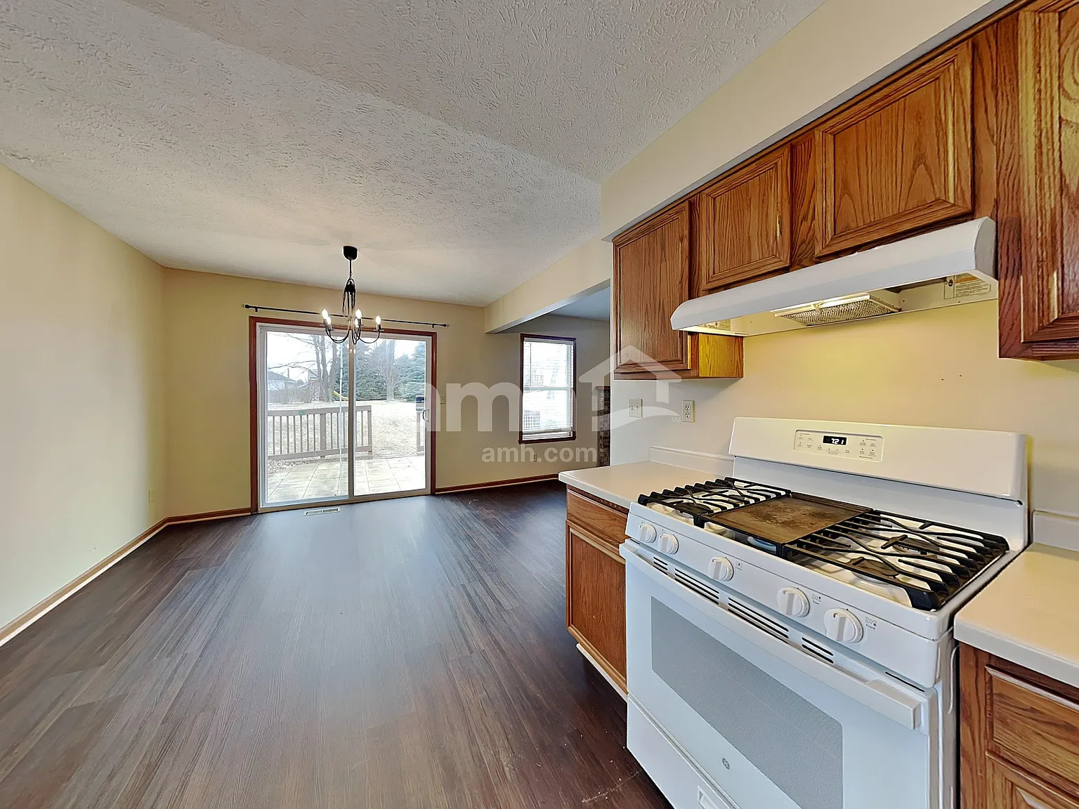 3 bed, 2.0 bath, 1256 sqft, $2,415 — Photo 4