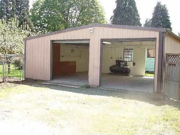 back garage/with 220 volt