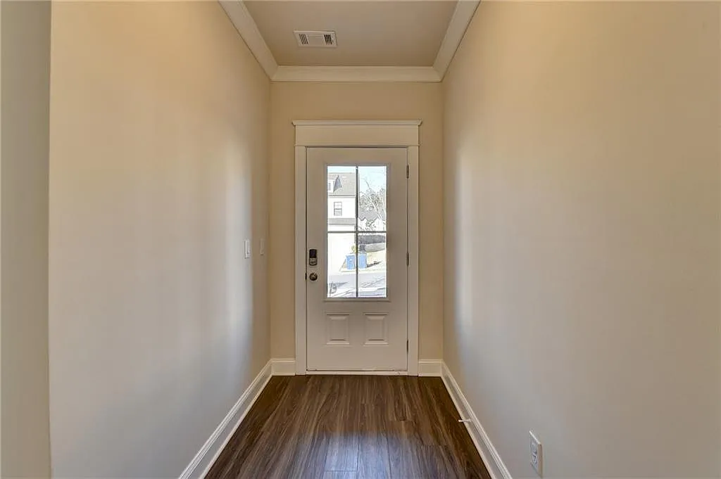 4 bed, 3.0 bath, 2742 sqft, $2,800 — Photo 4