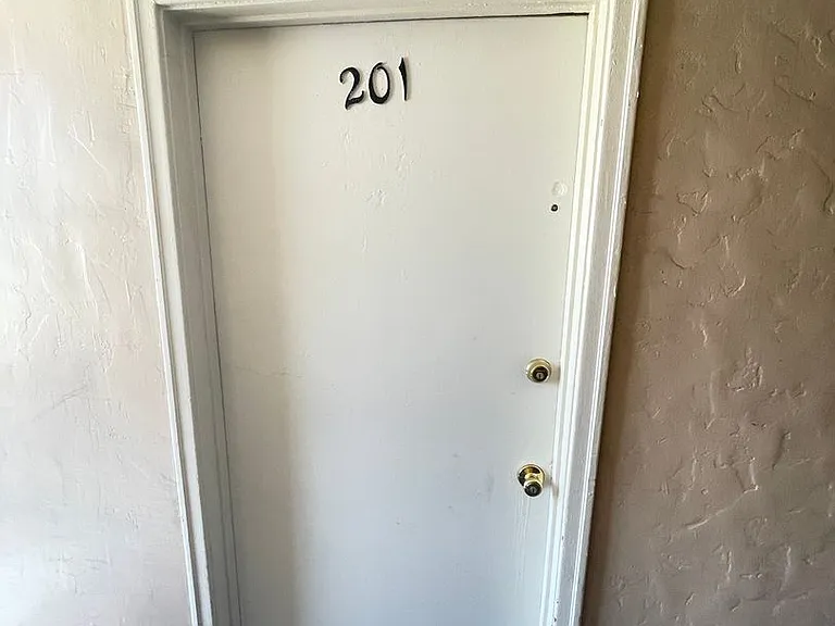 410 S Glendale Ave — Photo 14