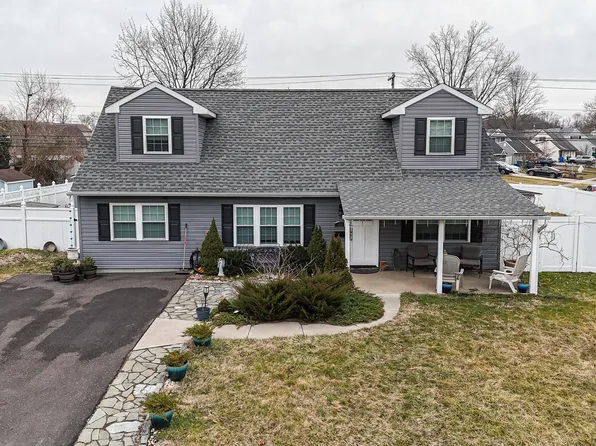 133 Plumbridge Dr, Levittown, PA 19056