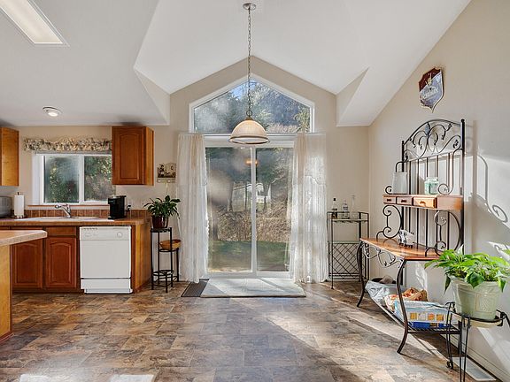 5th image of 18305 Nestucca Dr
