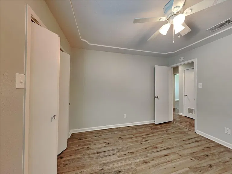 549 Park Center Blvd — Photo 13