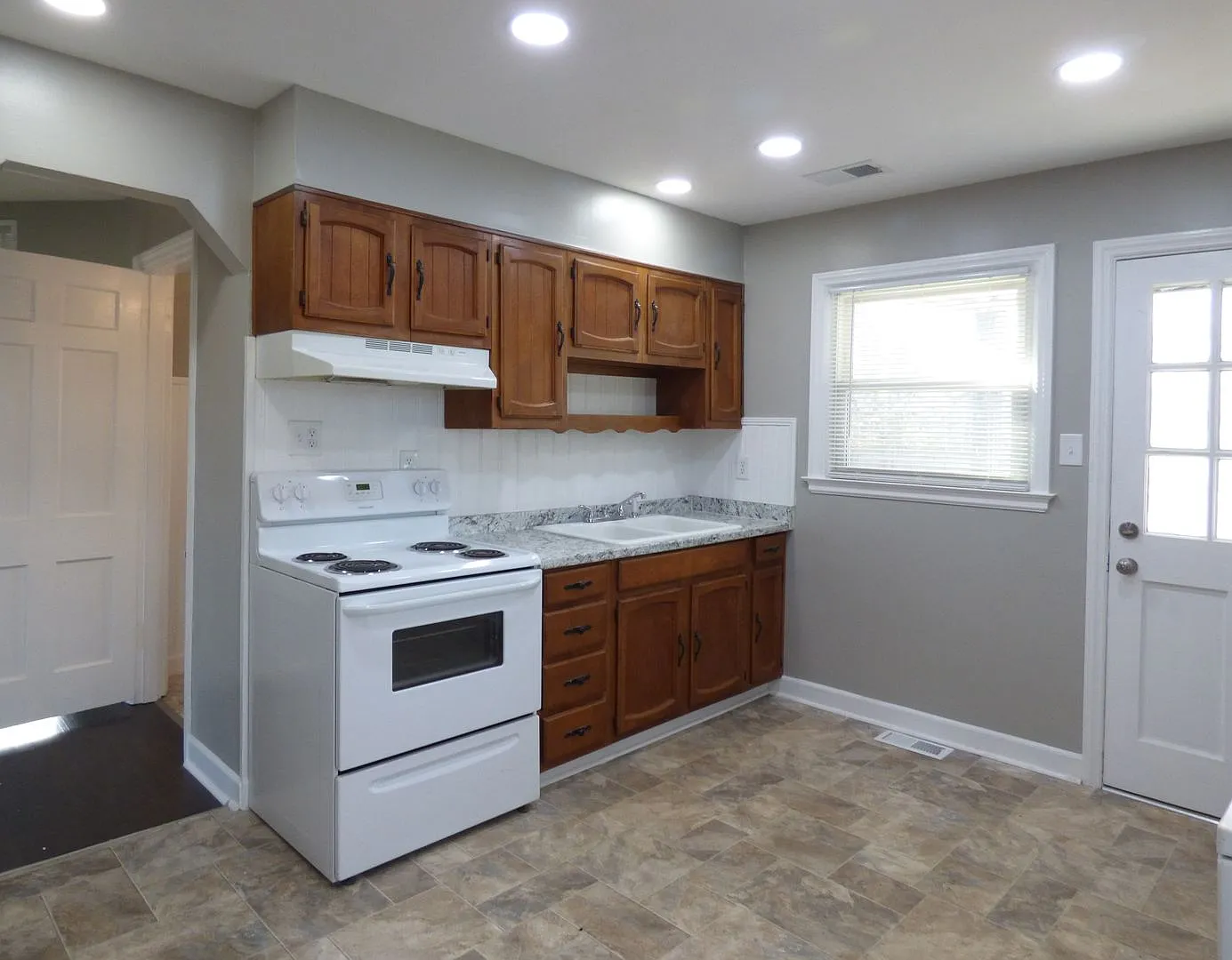 Coming Soon! Recently Renovated House Near North Limestone! All Electric, Garage, Dogs Ok! — Photo 2