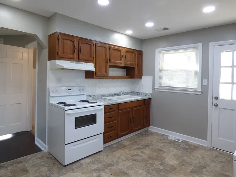 206 Broadview Dr — Photo 2