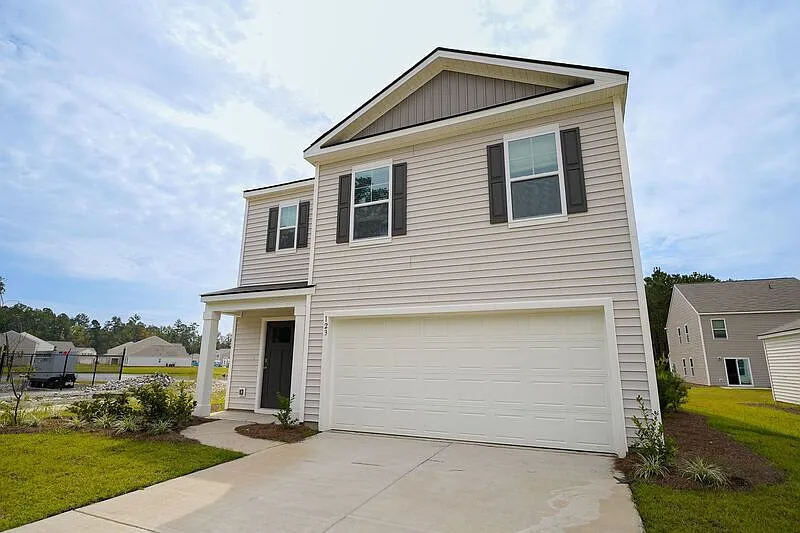 5 bed, 3.0 bath, 2361 sqft, $2,300 — Photo 3