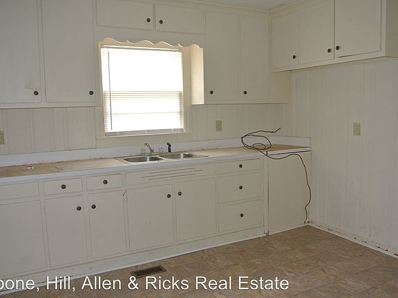 3rd image of 102 Brown Dr
