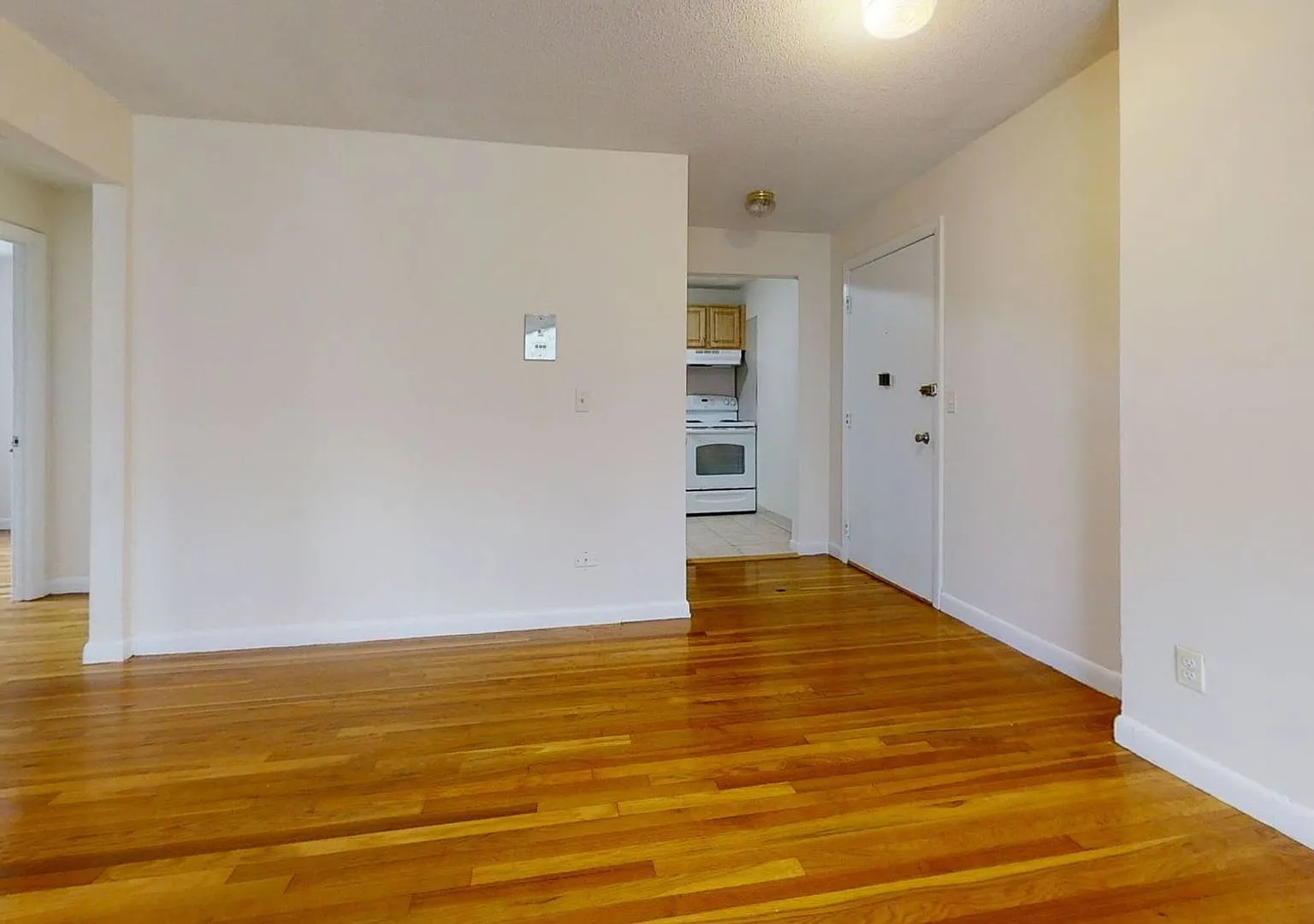 No Fee! Big Brighton Center 2 Bed With Dishwasher — Photo 4