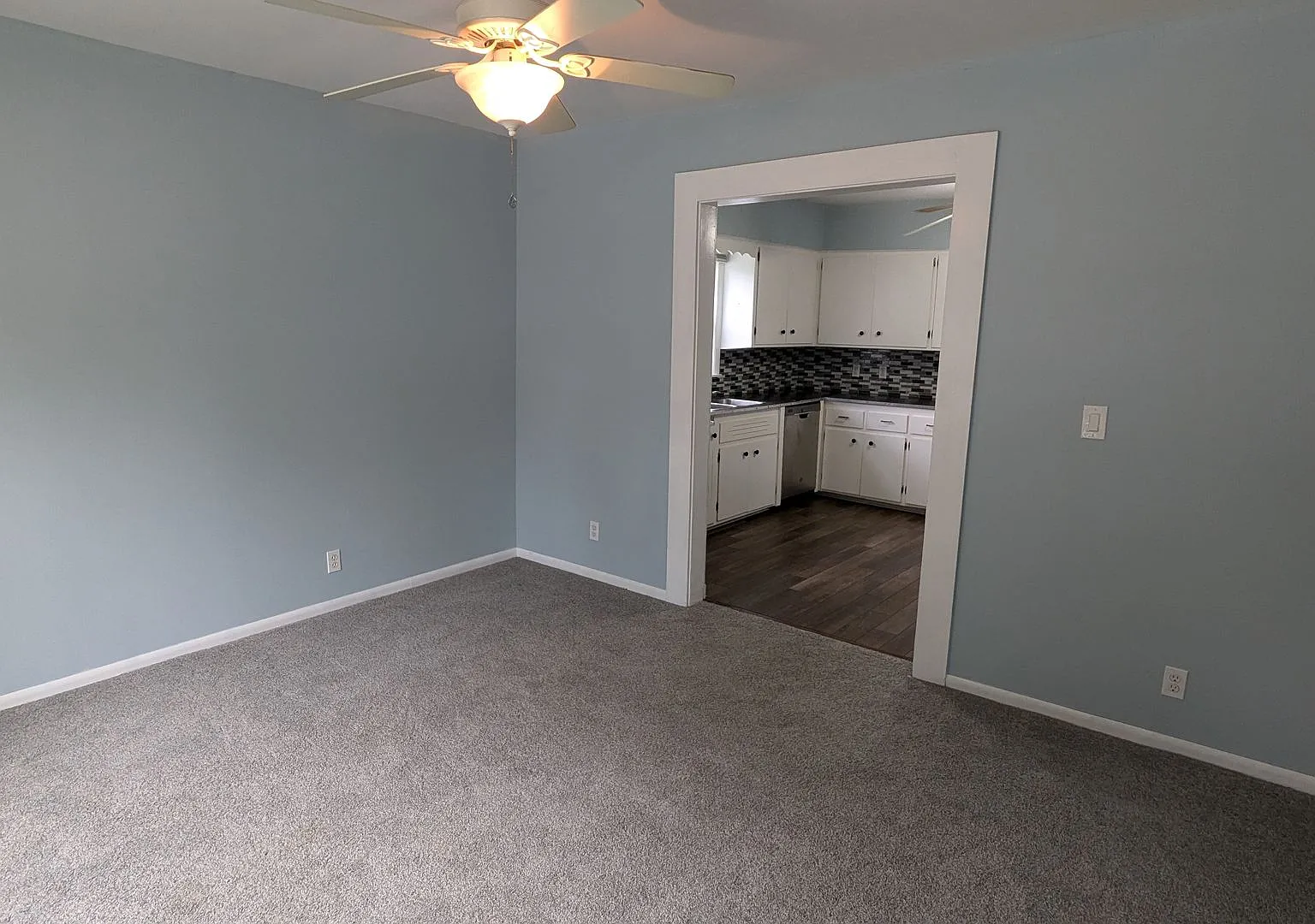 2-bedroom home close to shopping and transit — Photo 3