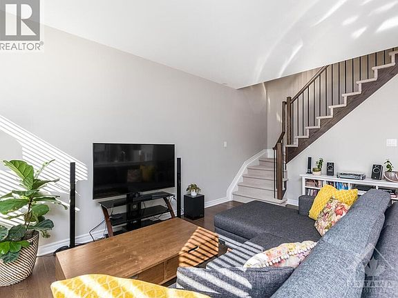 5th image of 122 Cambie Rd