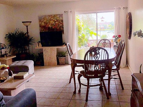 living area w/lake view