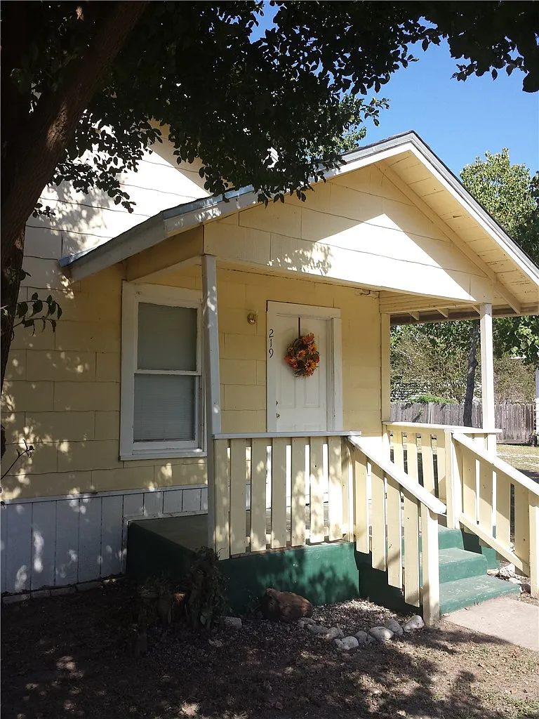2 bed, 1.0 bath, 2818 sqft, $795 — Photo 2