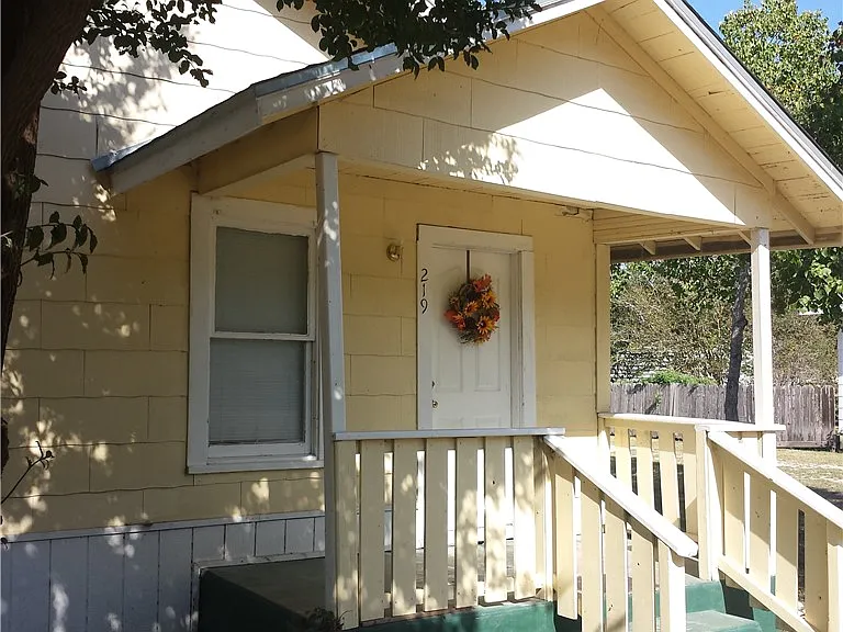 219 Tutt Ave — Photo 2