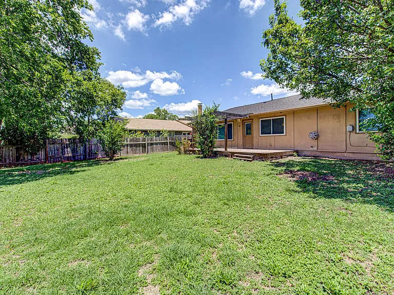 1711 Cricket Hollow Dr — Photo 14