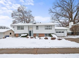 2408 Avalon Dr, Bettendorf, IA 52722