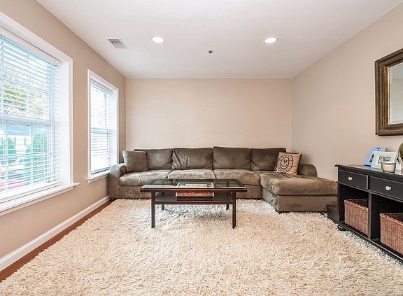 4th image of 403 Watch Hill Dr