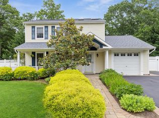 54 Scenic Hills Dr, Ridge, NY 11961