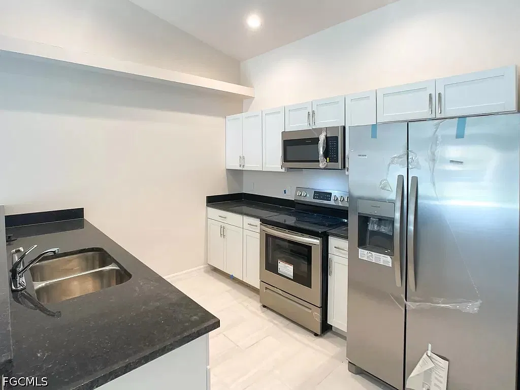 3 bed, 2.0 bath, 1100 sqft, $1,700 — Photo 2