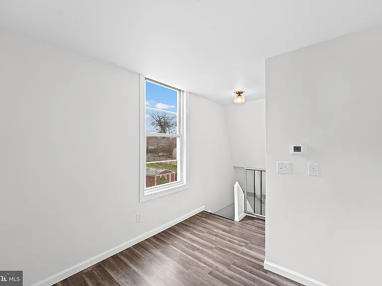 255 S 6th Ave — Photo 14