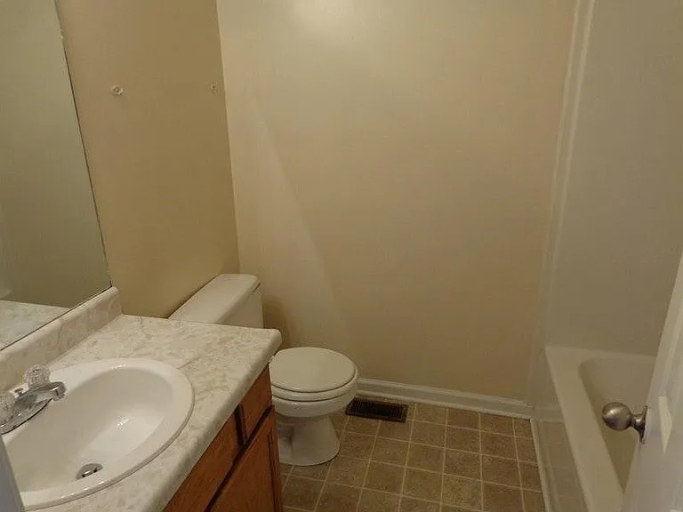 916 Kingsbury Dr #B — Photo 7