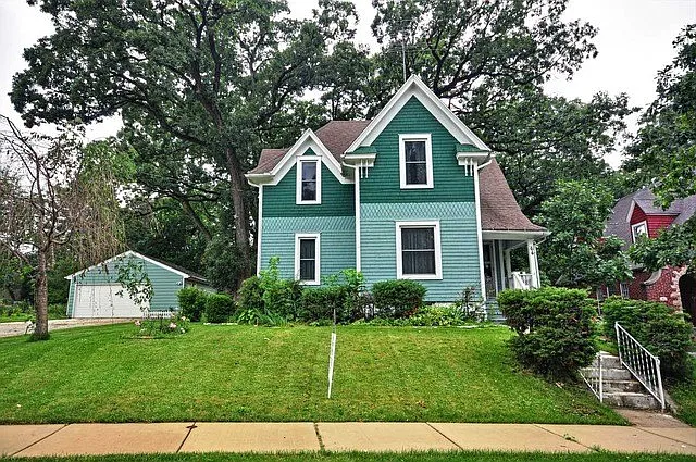 64 Crescent St photo 1