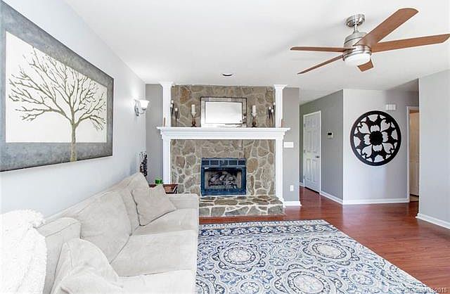 1st image of 337 Vista Grande Cres