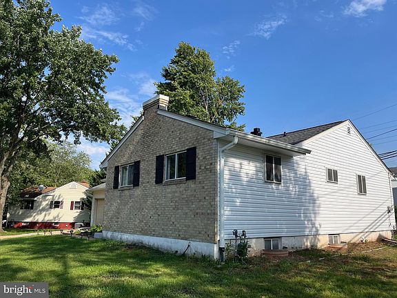 3rd image of 231 Mackintosh Dr