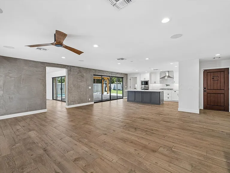 301 E Royal Palm Rd — Photo 11