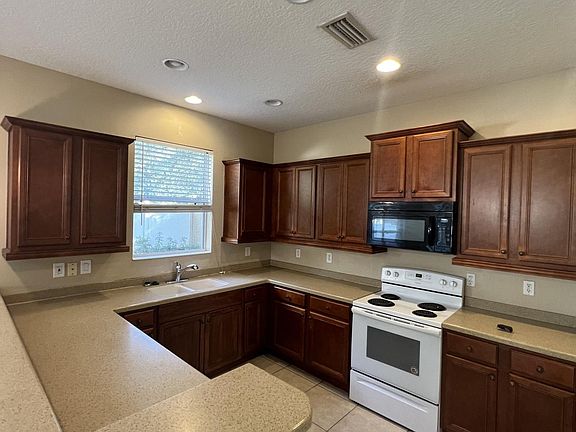 3rd image of 3389 Oak Brook Ln